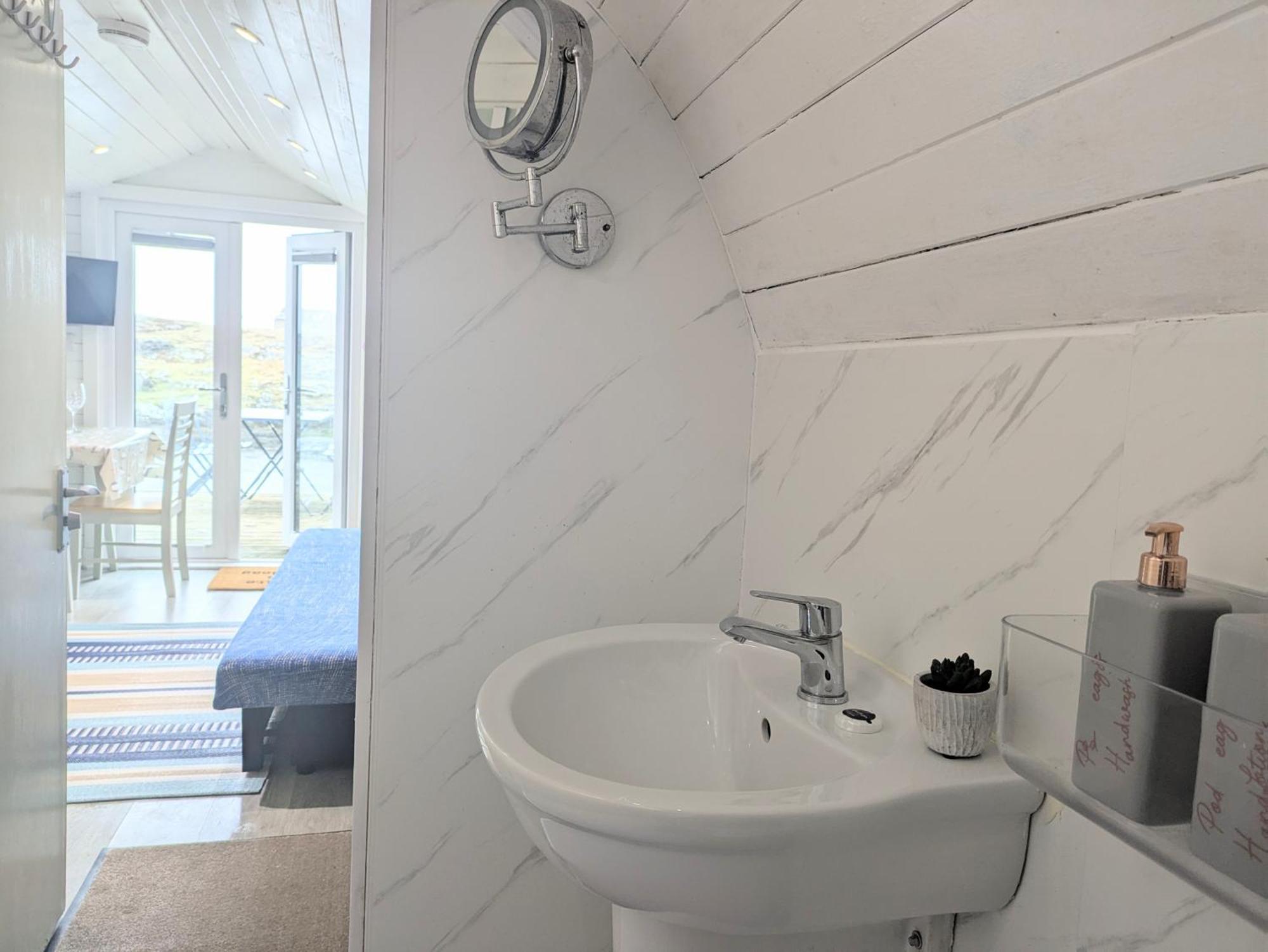 Вилла Glamping Pod For 2 Pod Beag Na Haun Eriskay Экстерьер фото